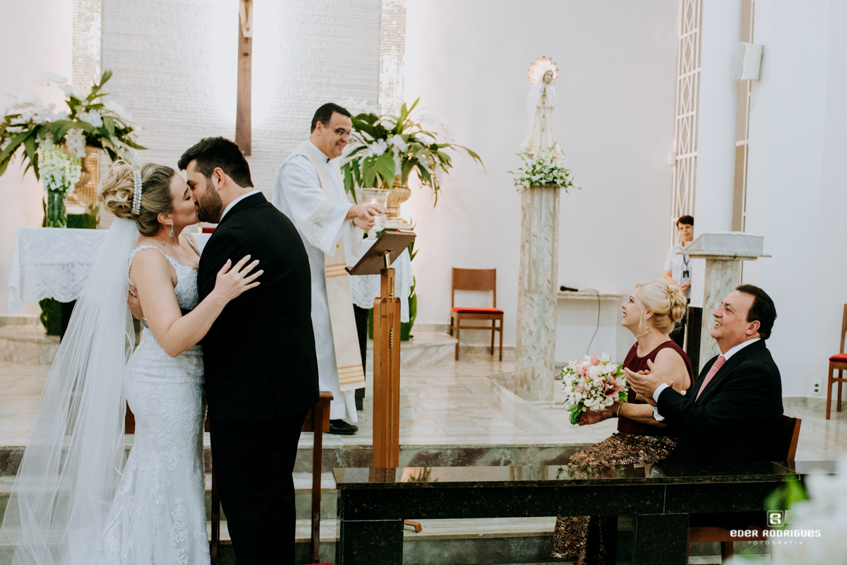 casal se beijando na igreja em sjcampos