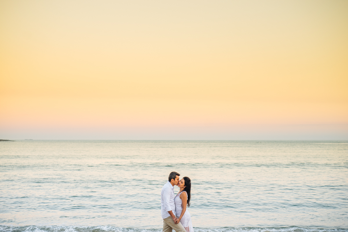 noivo beijando noiva no rosto na praia de prumirim ubatuba