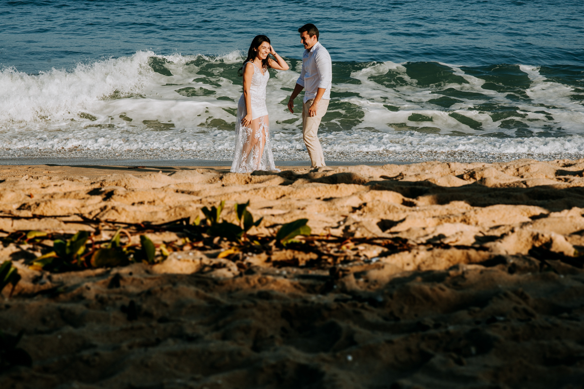 noivos felizes na praia de prumirim ubatuba