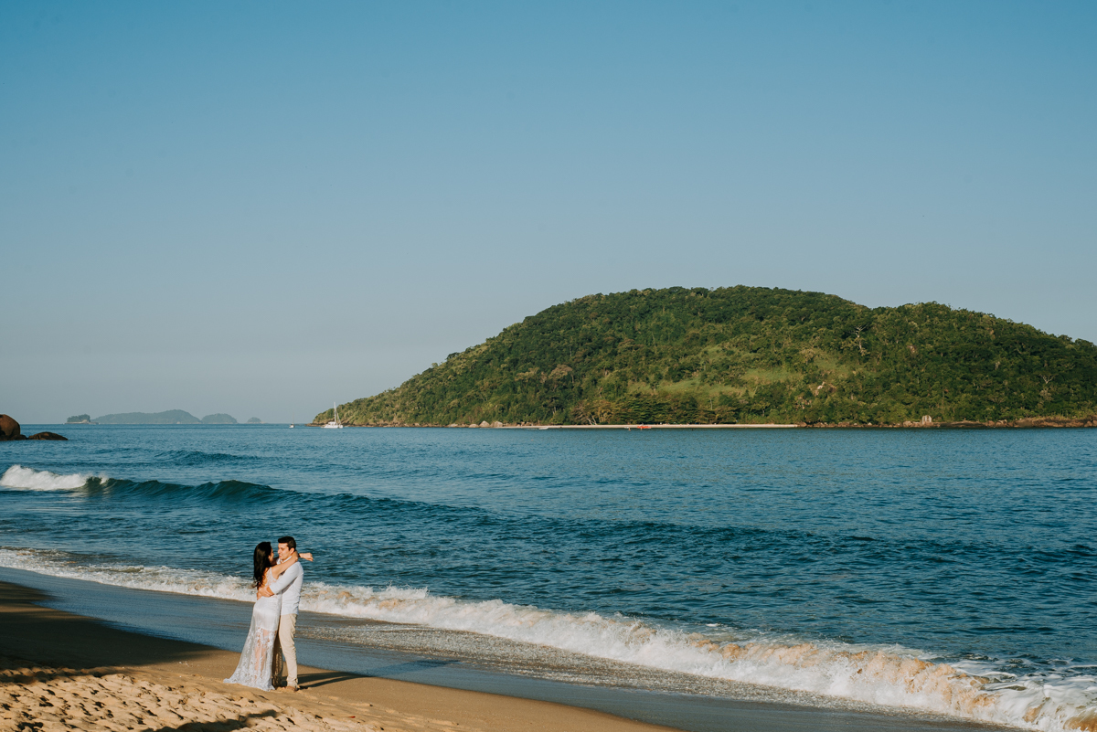 noivos se beijando na praia de prumirim ubatuba