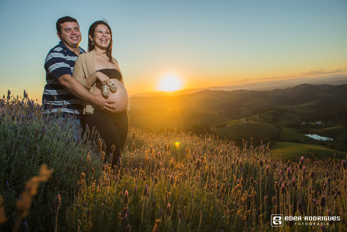 papai e mamae sorrindo no pôr do sol no lavandario