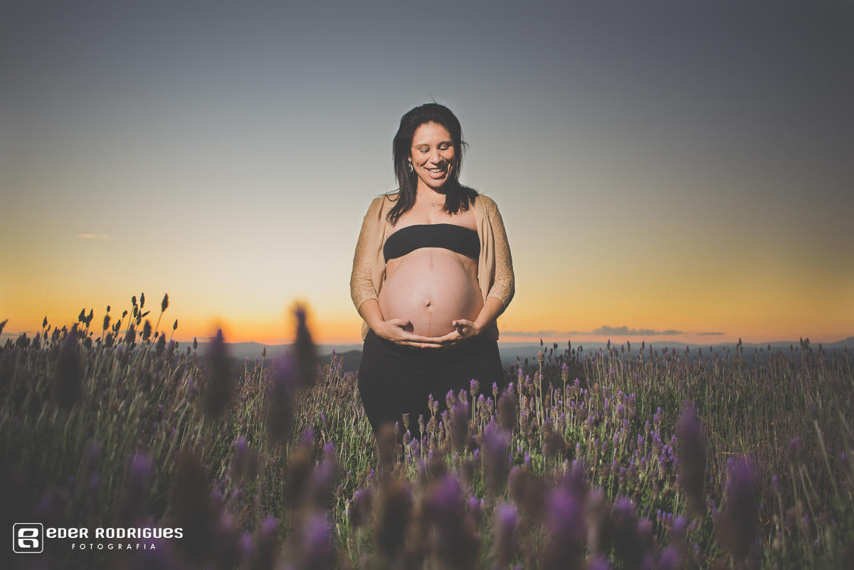 gravida feliz e sorrindo no lavandario