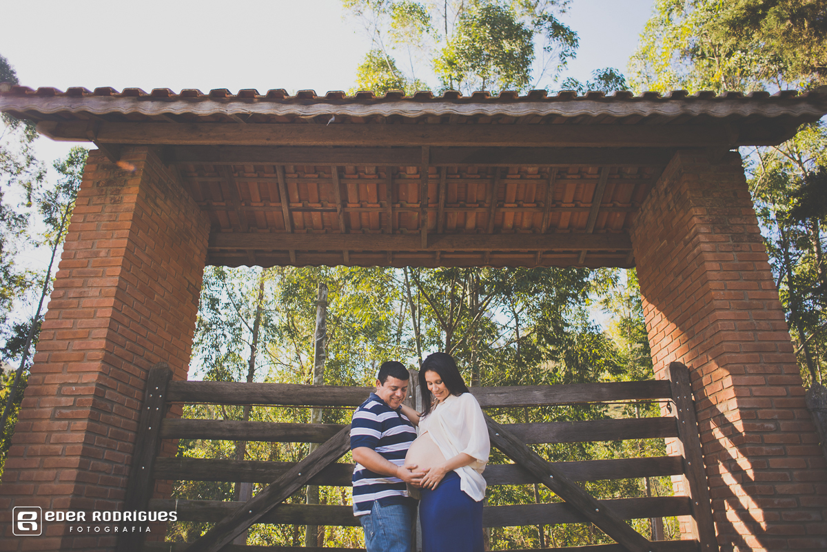 pai fazendo carinho na barriga de gestante