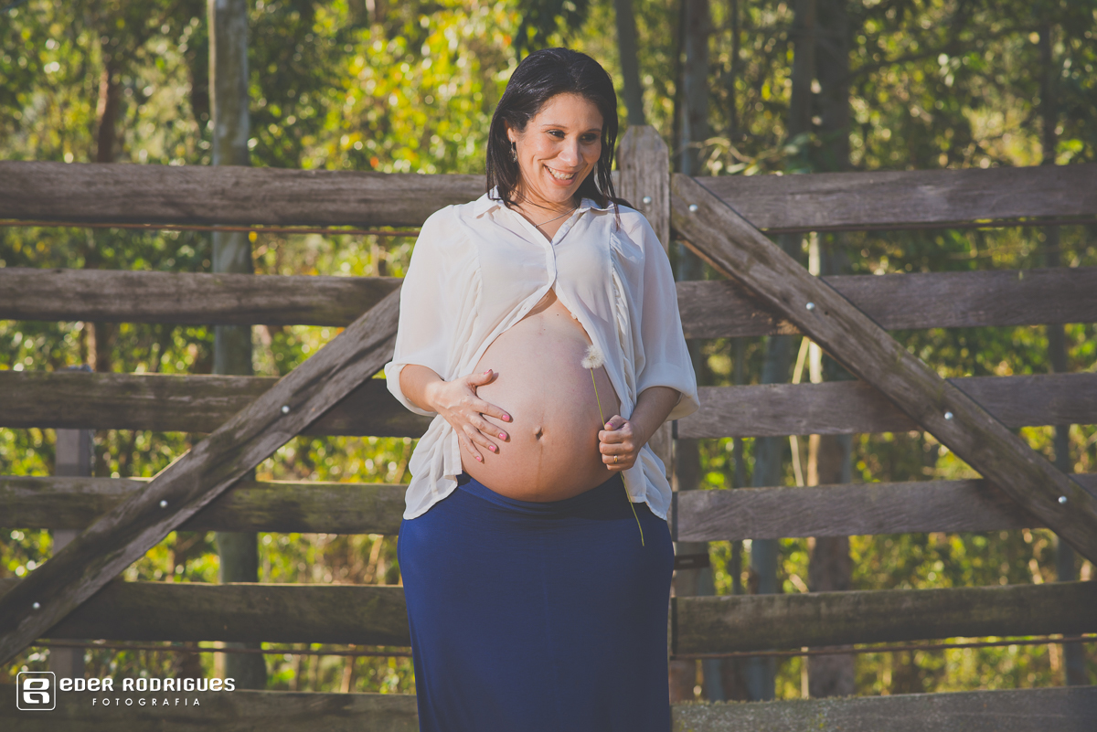 gravida sorrindo com a mão na barriga
