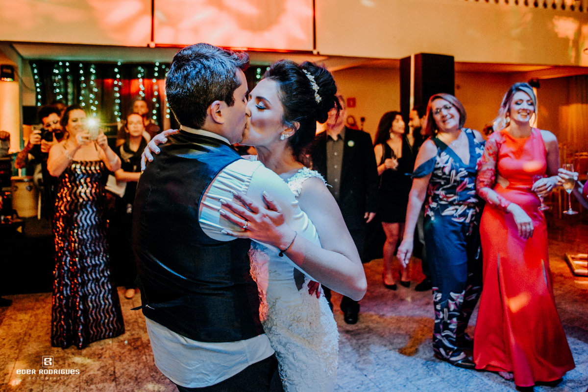 noivos se beijando na festa no Fabelle Buffet
