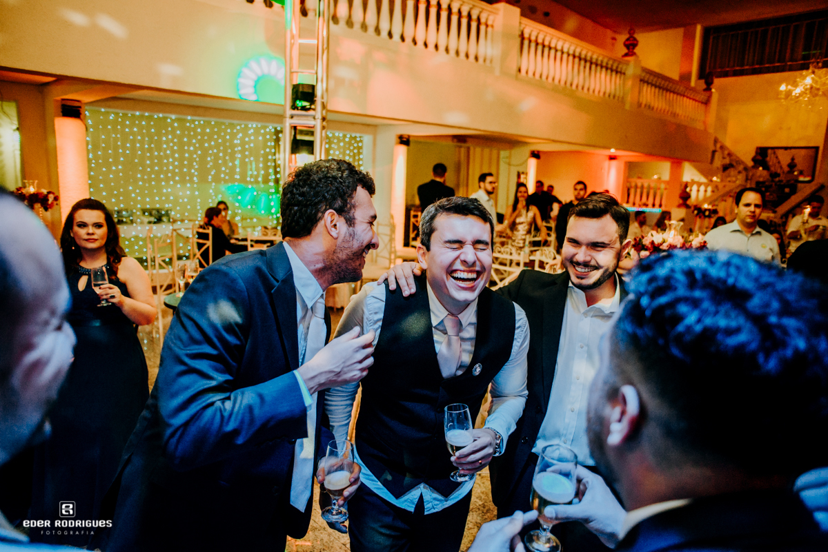 noivo sorrindo na festa no Fabelle Buffet