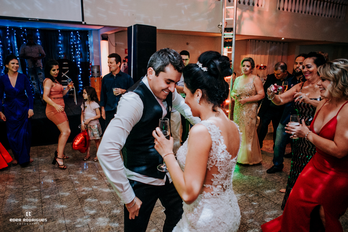 casal dançando na festa no Fabelle Buffet