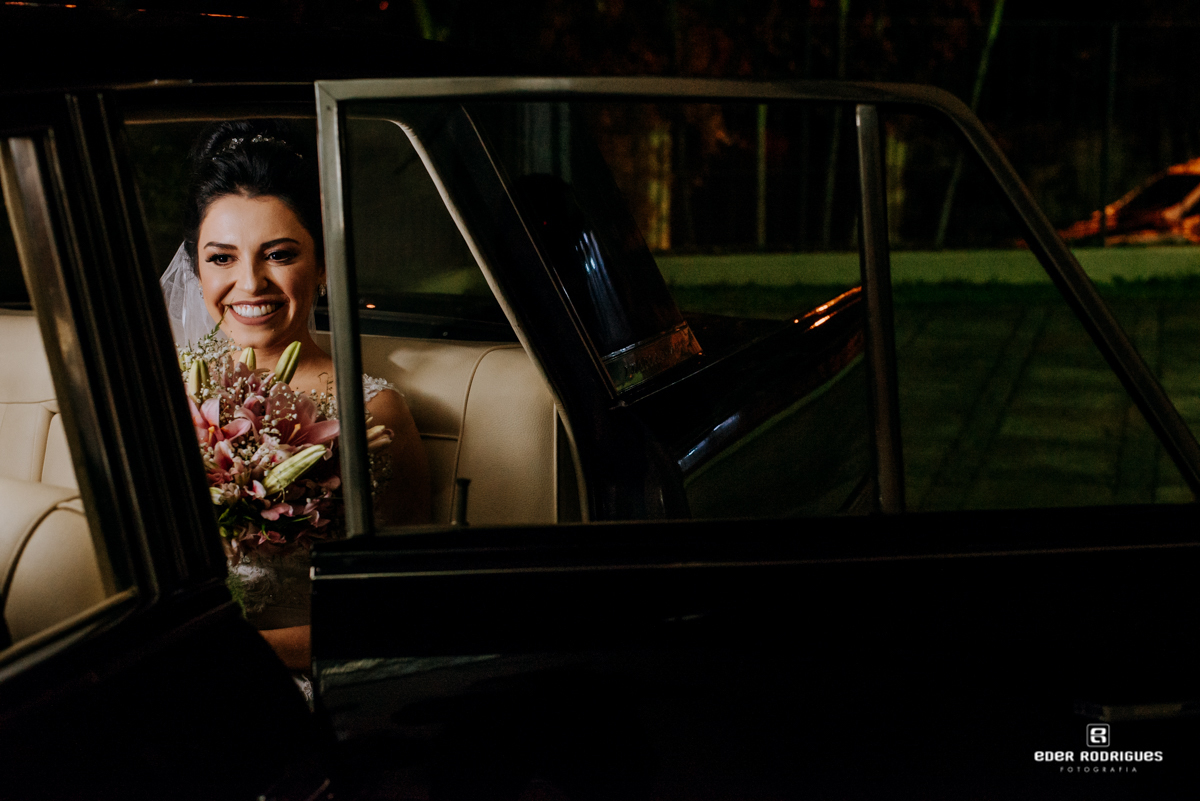 noiva sorrindo dentro do carro paróquia sagrada família