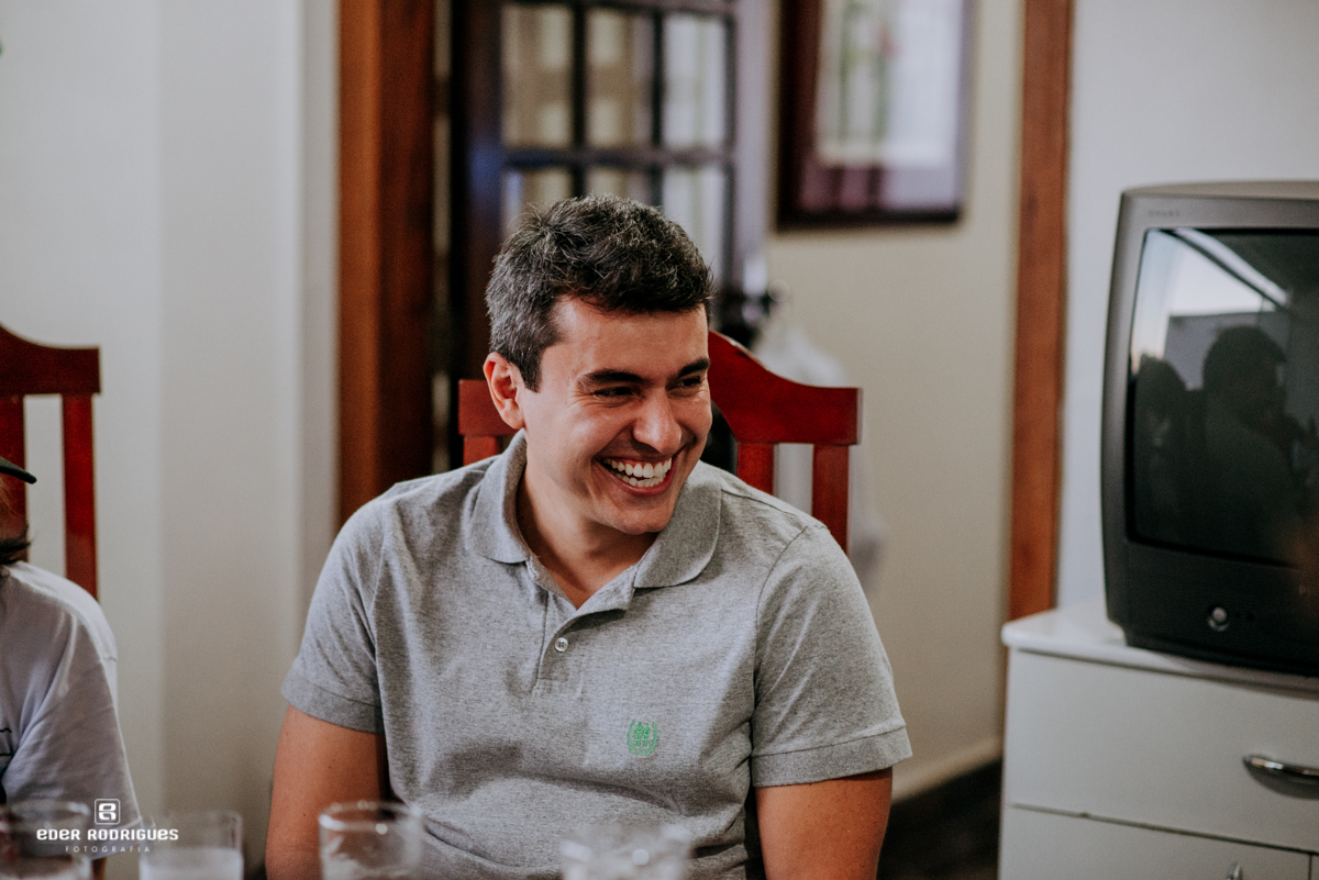 noivo sorrindo no making off