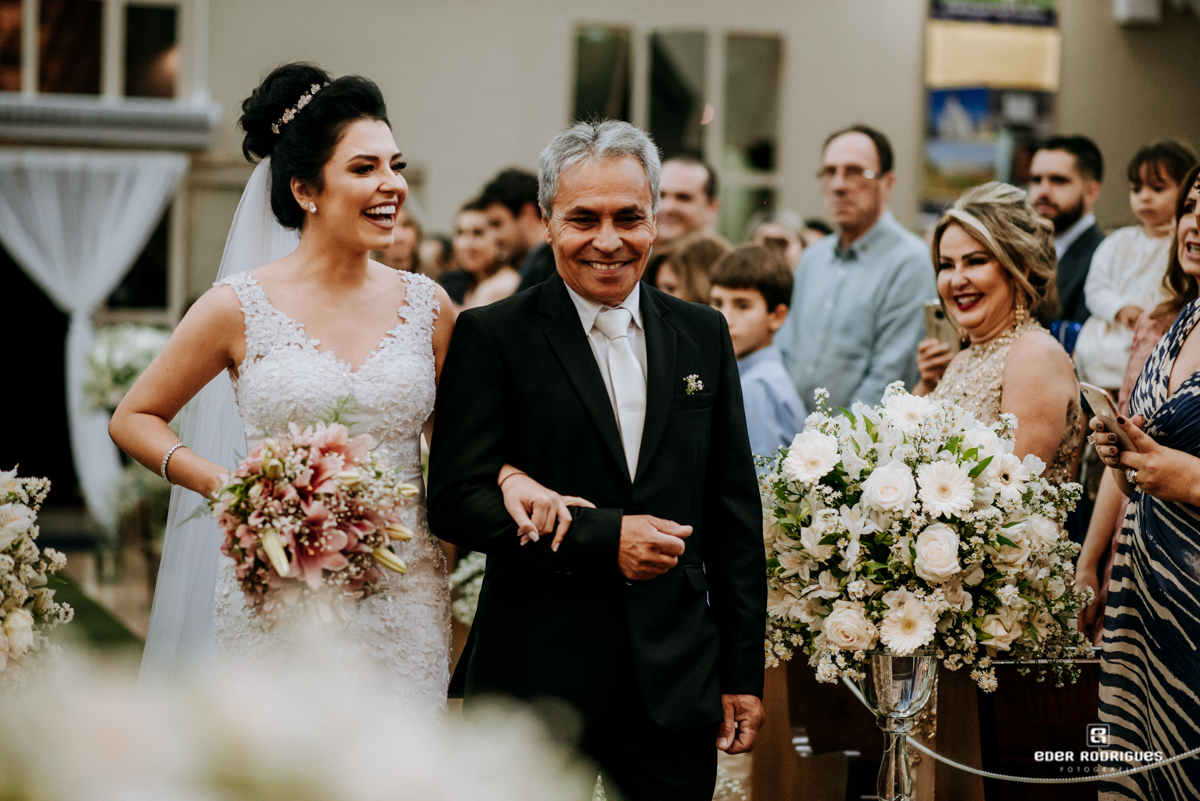 noiva entrando com o pai na paróquia sagrada família taubate
