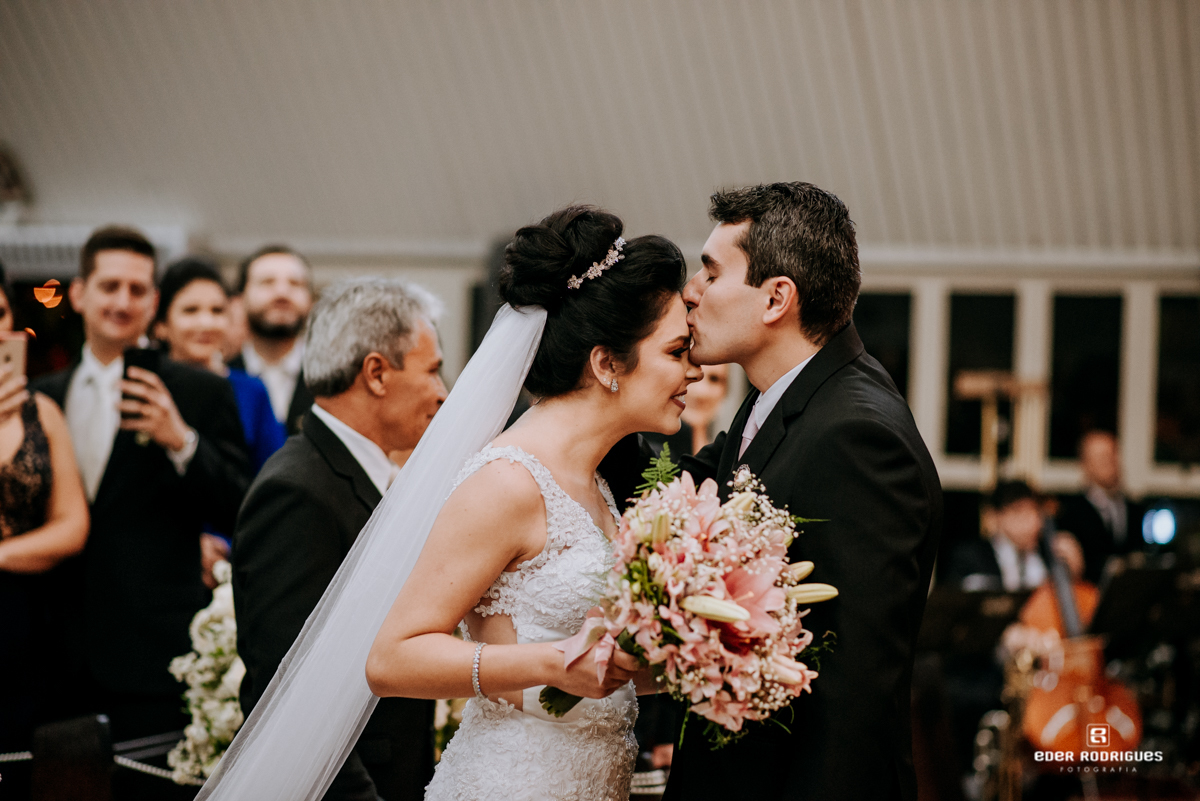 noivo beijando a noiva na paróquia sagrada família taubate