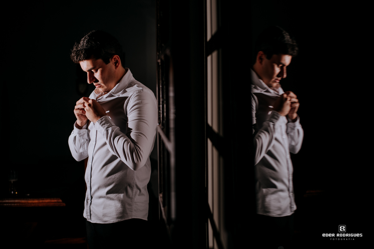 noivo colocando camisa no making