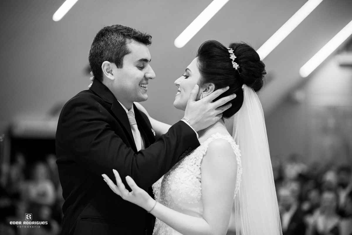 noivos se beijando na paróquia sagrada família taubate