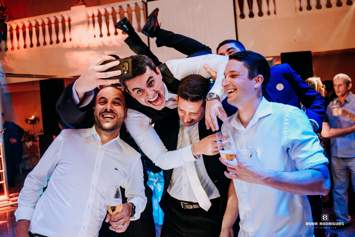 padrinhos carregando o noivo no Fabelle Buffet