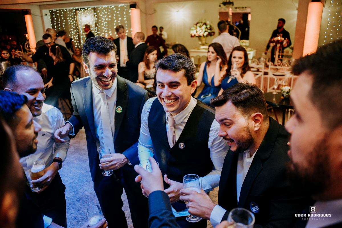 noivo com os padrinhos na festa no Fabelle Buffet
