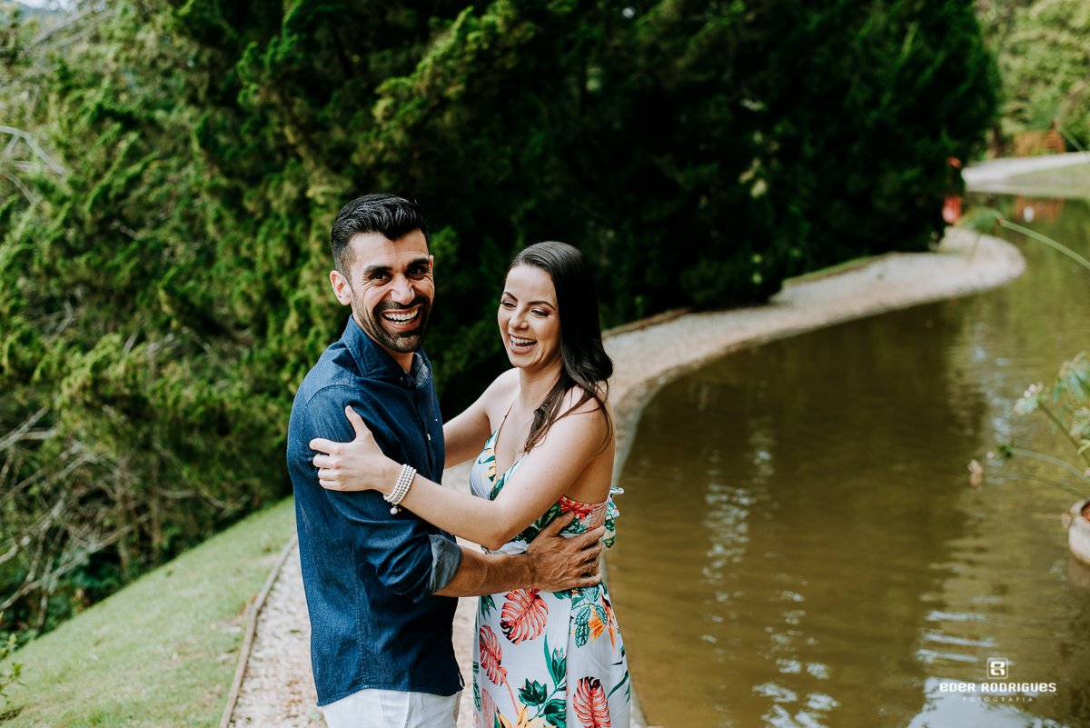 casal de noivos sorrindo no parque jardins dos pinhais