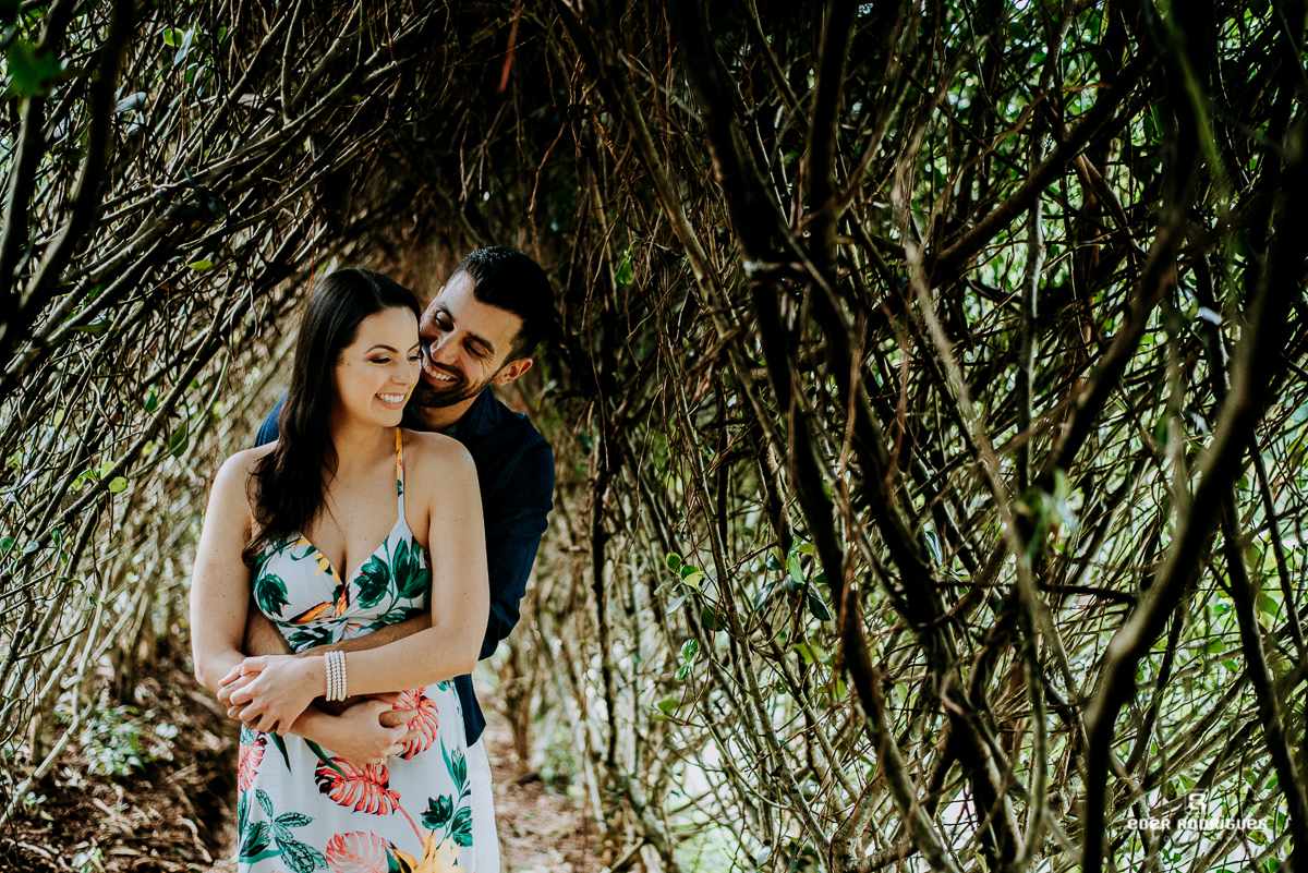casal abraçados no parque jardins dos pinhais