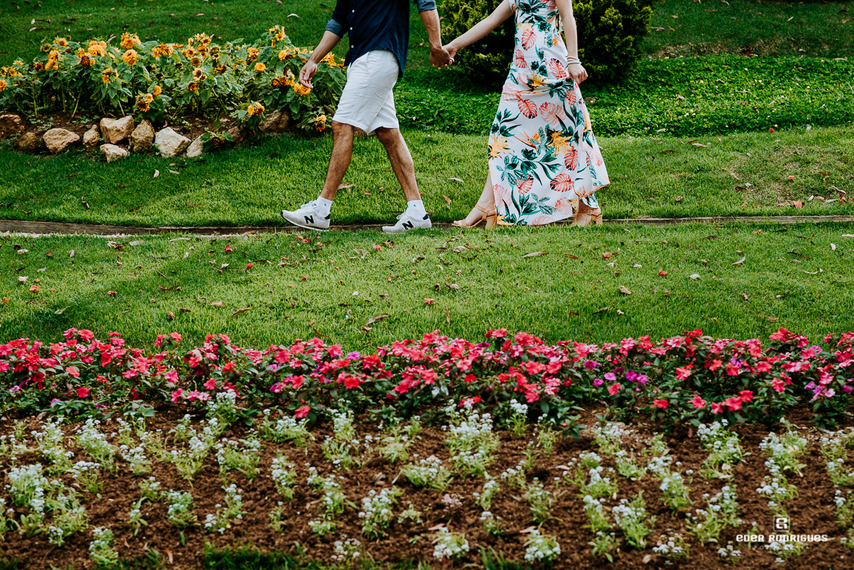 noivos caminhando no parque jardins dos pinhais