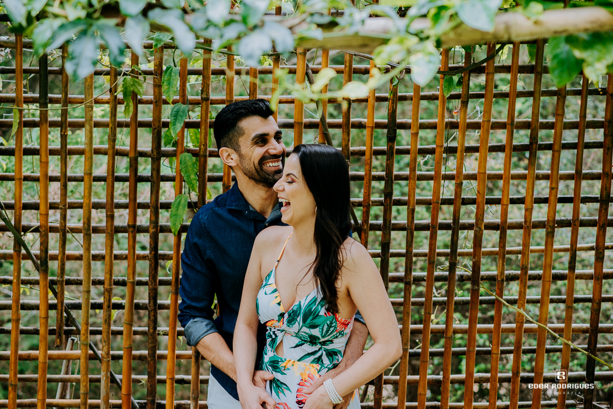 casal sorrindo no parque jardins dos pinhais