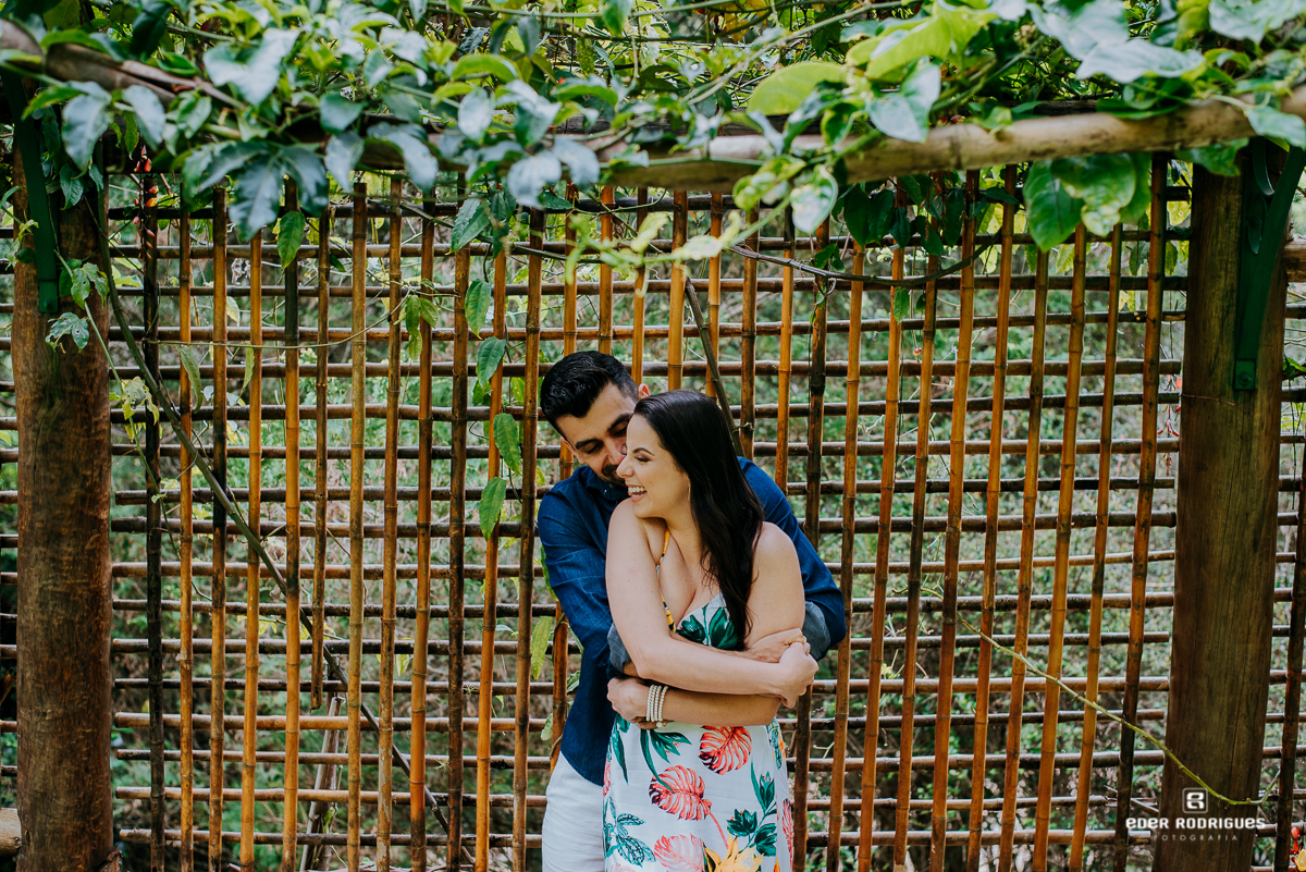 casal abraçados ecco no parque jardins dos pinhais