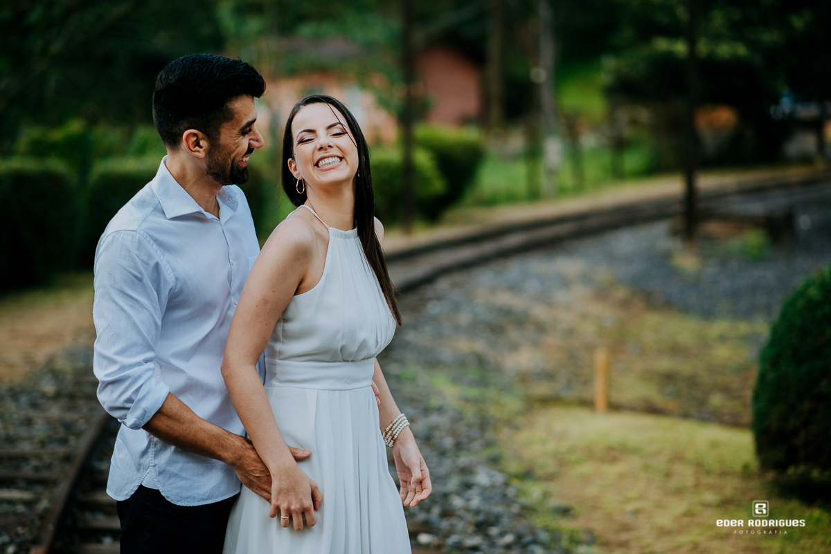 noivos sorrindo na linha do trem em santo antonio do pinhal
