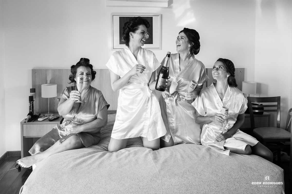 noiva com madrinhas na cama