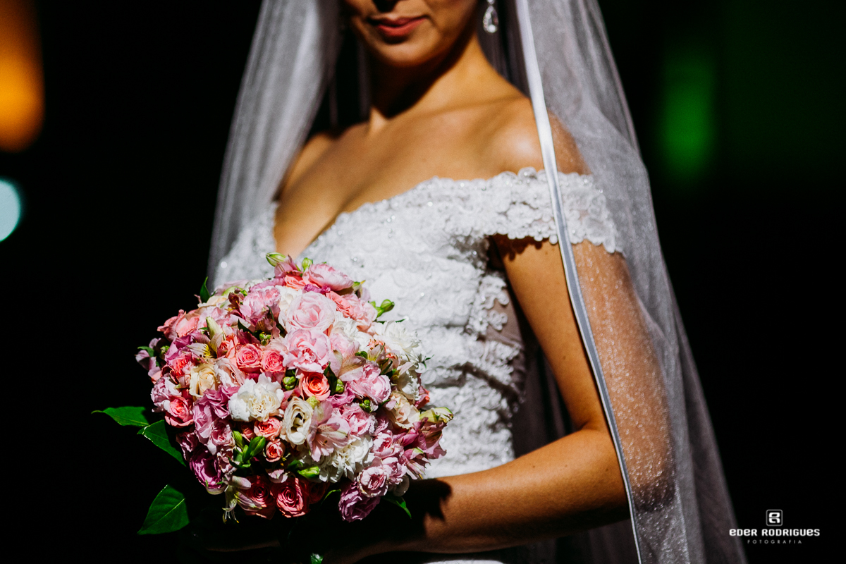 noiva segurando o buque Espaço Portuscale