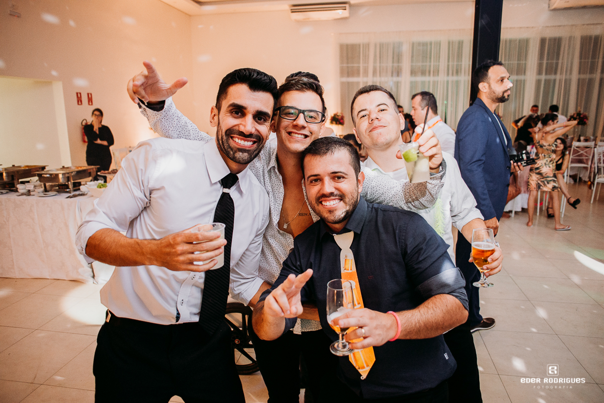 noivos com os padrinhos na festa