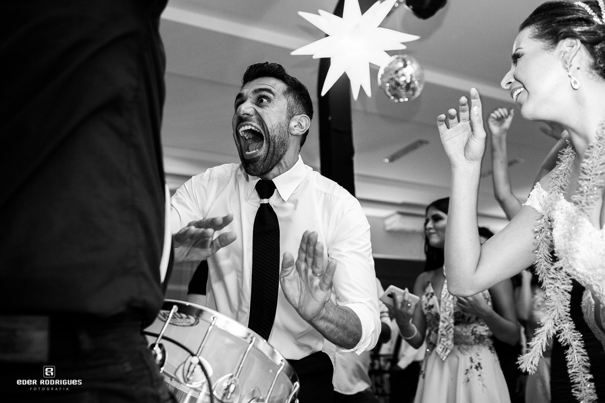 noivo batucando na festa