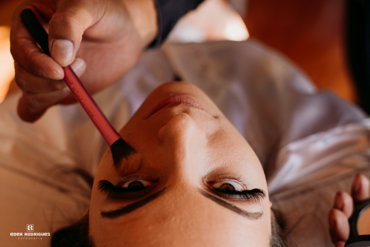 noiva se maquiando no making