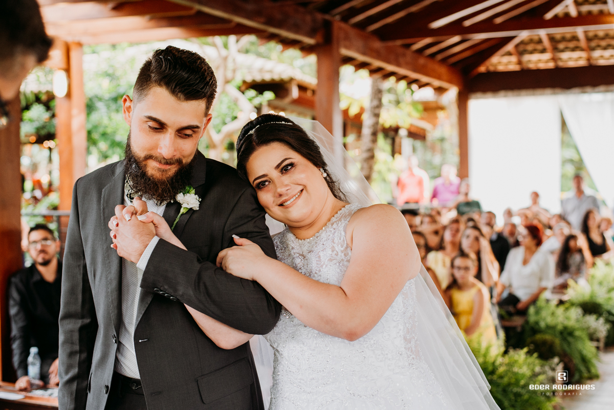 noivos juntinhos no espaço verde vale