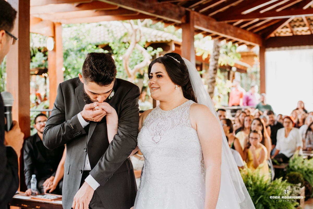 noivo beijando a mão da noivo espaço verde vale