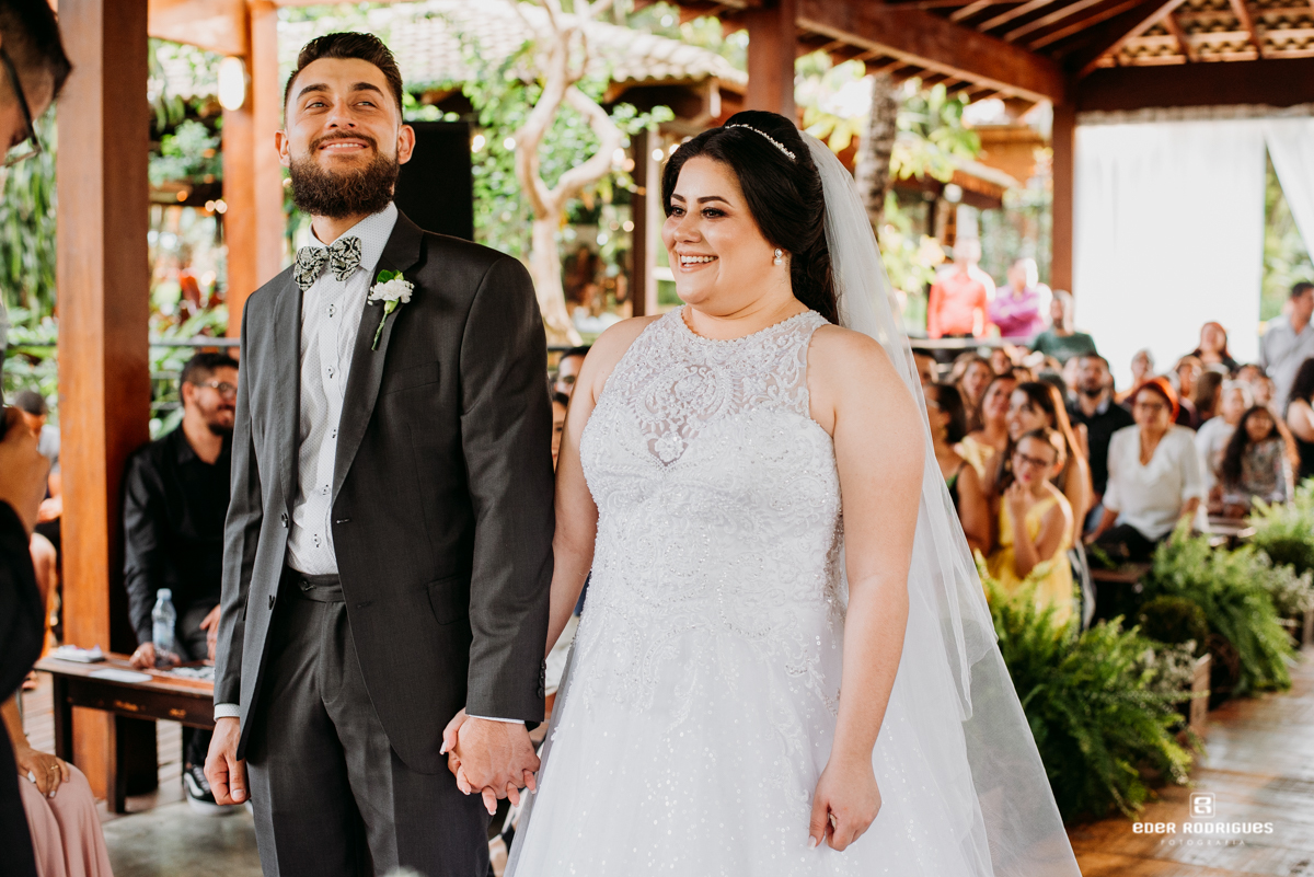 casal de noivos sorrindo espaço verde vale