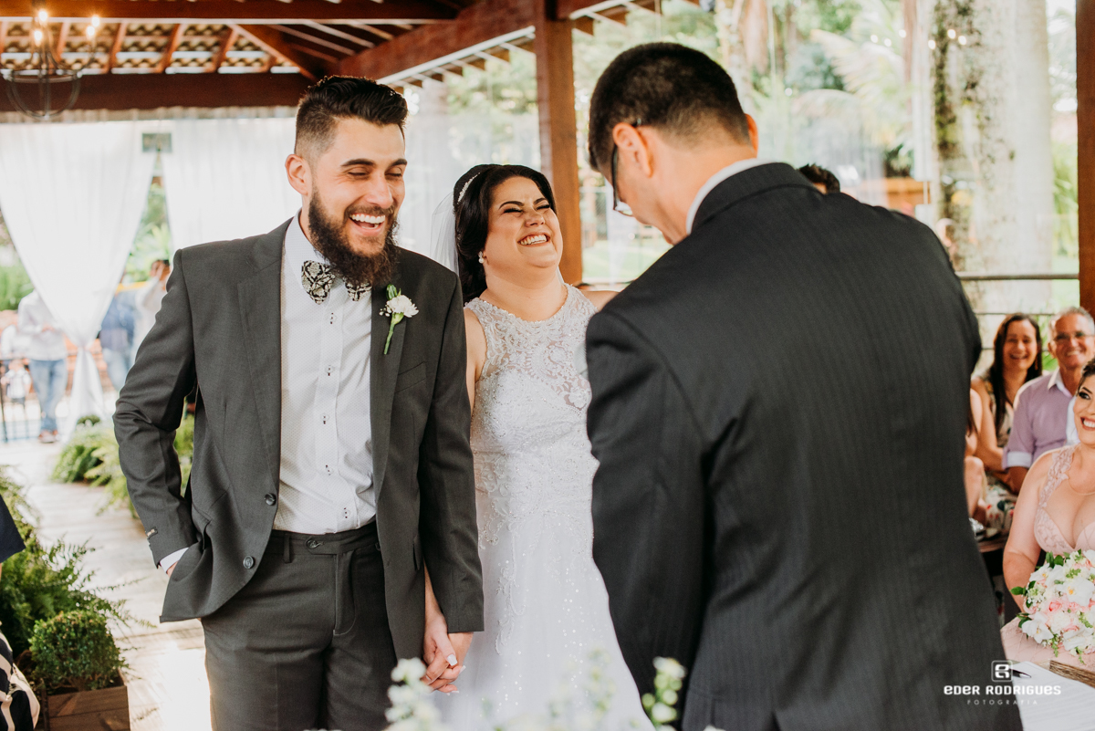 noivos sorrindo espaço verde vale em taubate