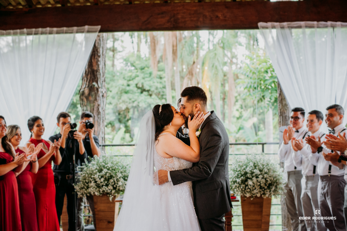 casal se beijando espaço verde vale