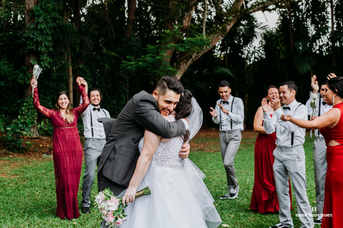 noivo abraçando a noivo espaço verde vale