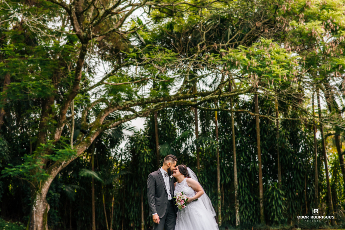 noivos no jardim do espaço verde vale