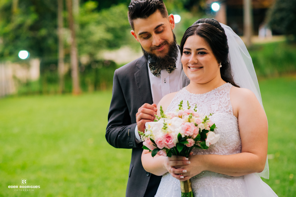 noiva com com buque espaço verde vale