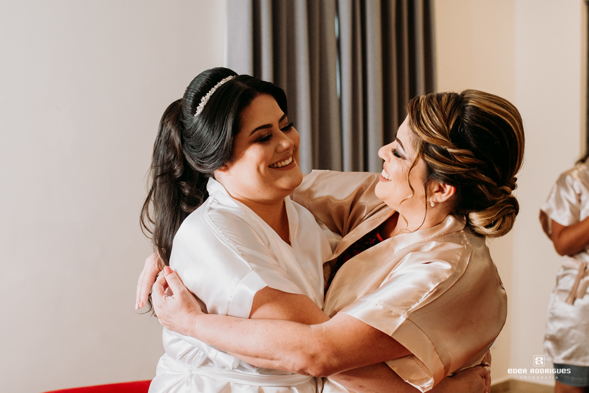 mãe abraçando a noiva no hotel gran vale