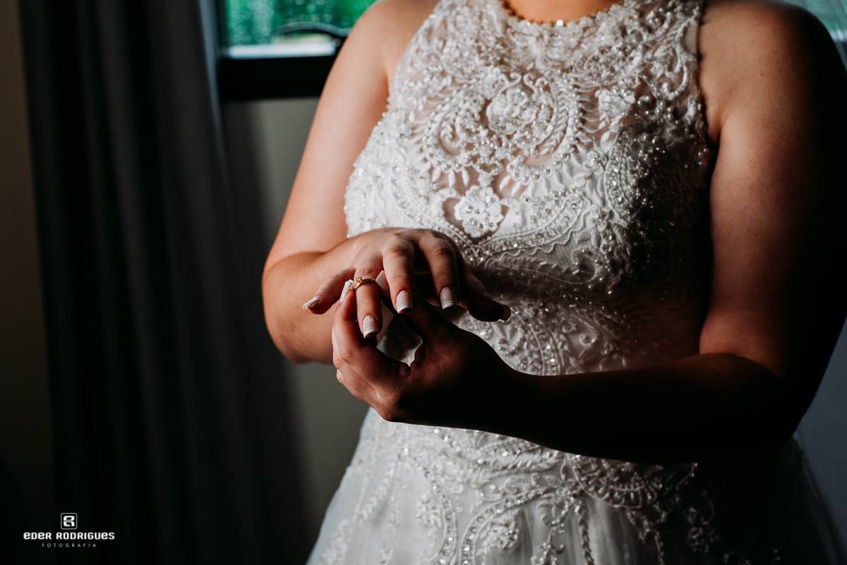 noiva colocando anel no hotel gran vale