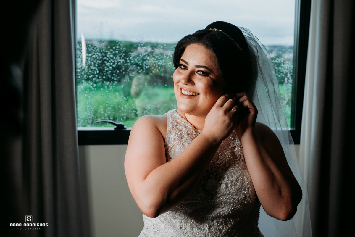 noiva colocando brinco no hotel gran vale