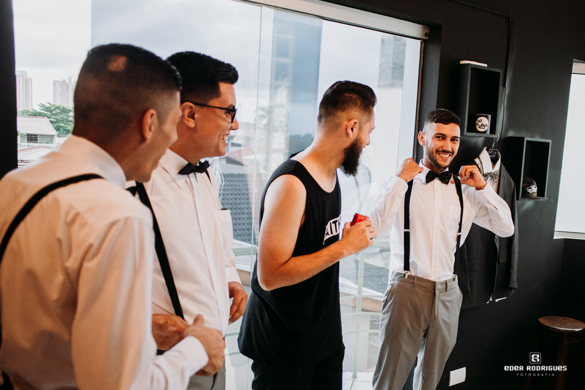 noivo sorrindo com os padrinhos PHD's Barber Club