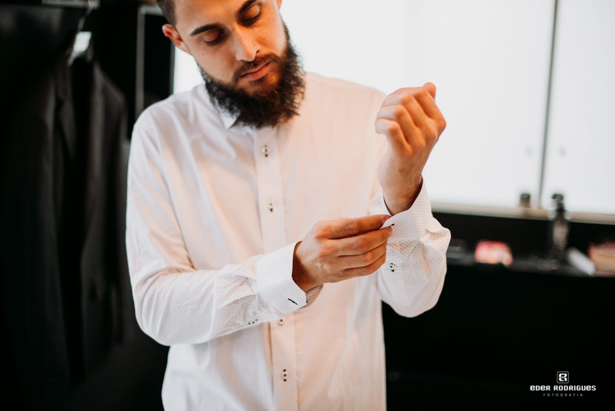 noivo se arrumando PHD's Barber Club