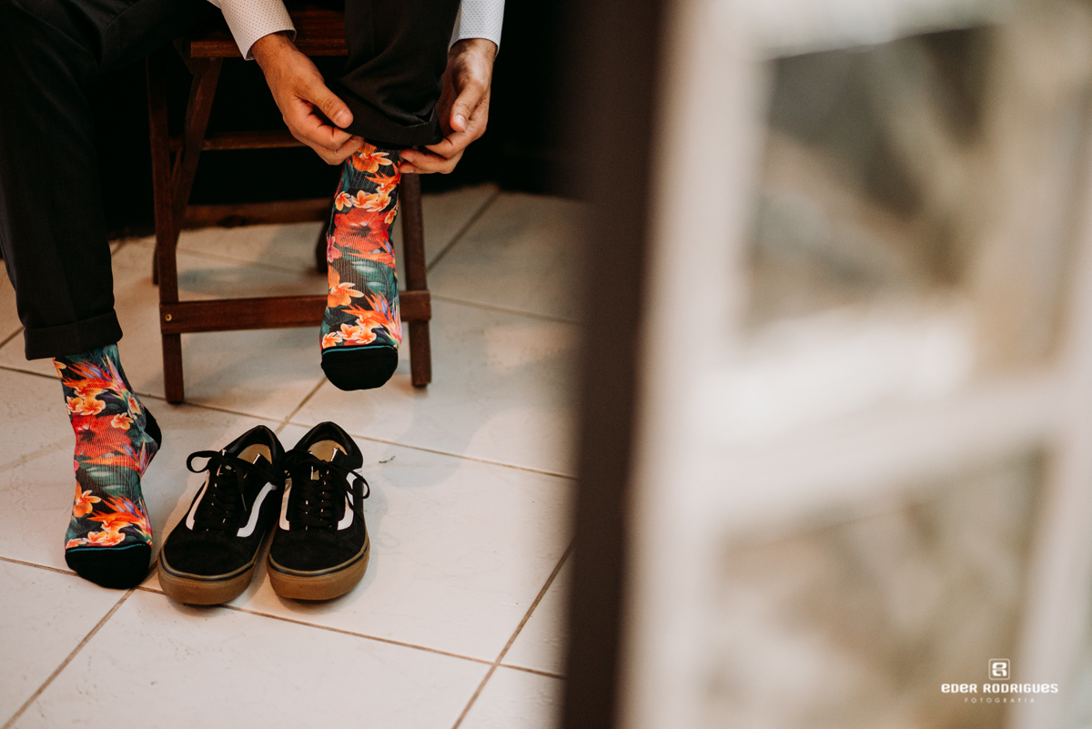 noivo calçando sapato PHD's Barber Club
