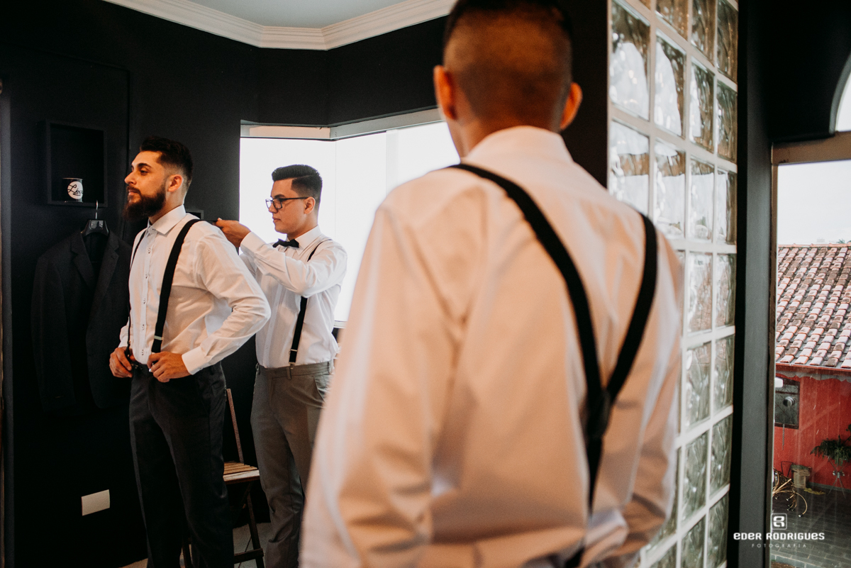 padrinho arrumando o noivo PHD's Barber Club