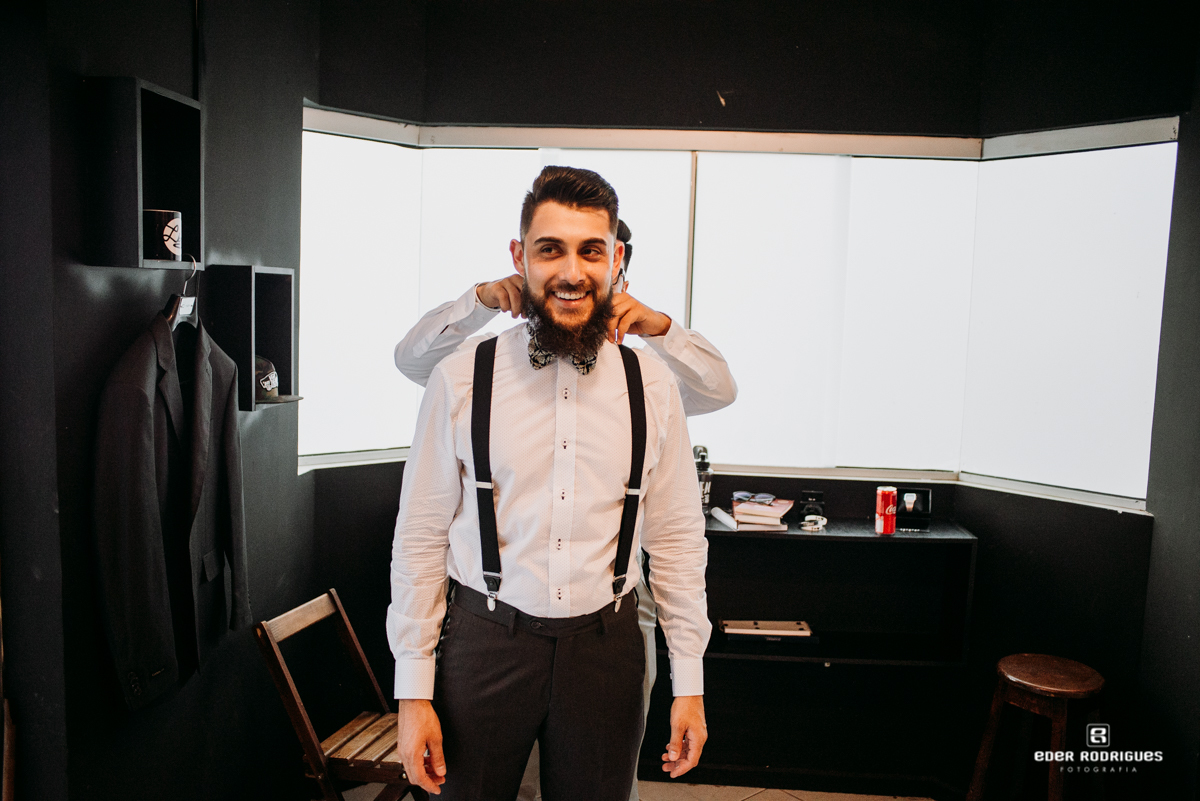 noivo sorrindo PHD's Barber Club