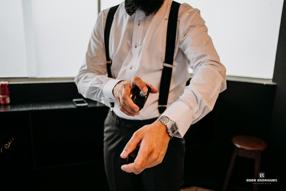 noivo colocando perfume PHD's Barber Club