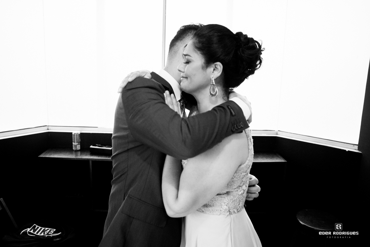 mãe abraçando o noivo PHD's Barber Club