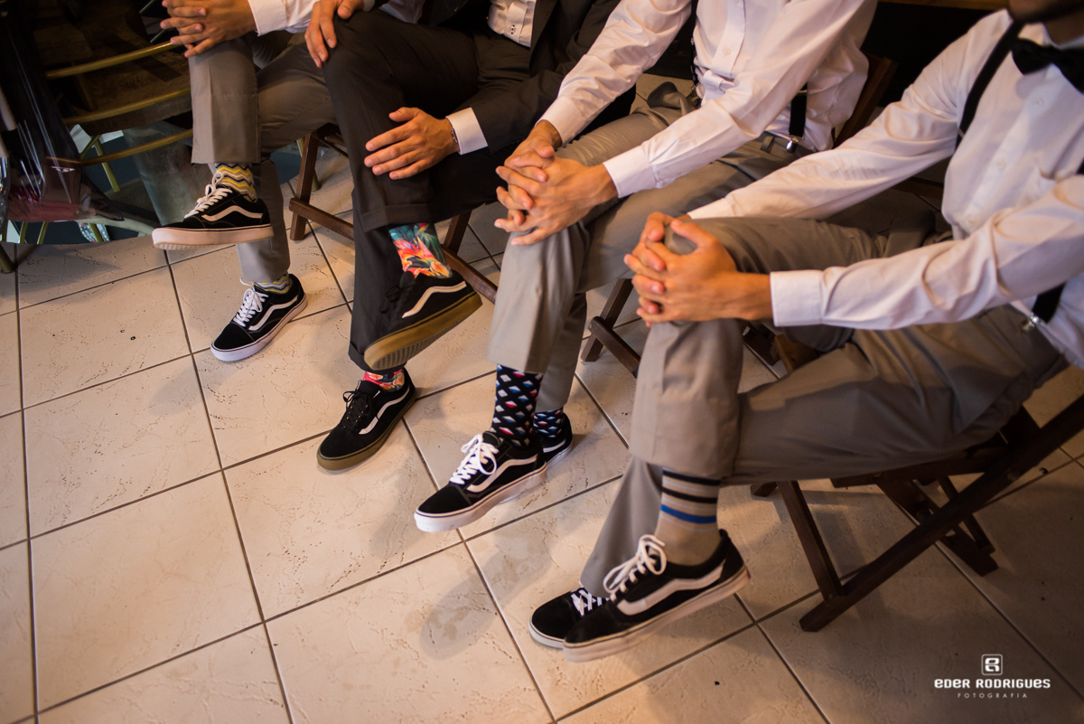 padrinhos do noivo com meias coloridas PHD's Barber Club