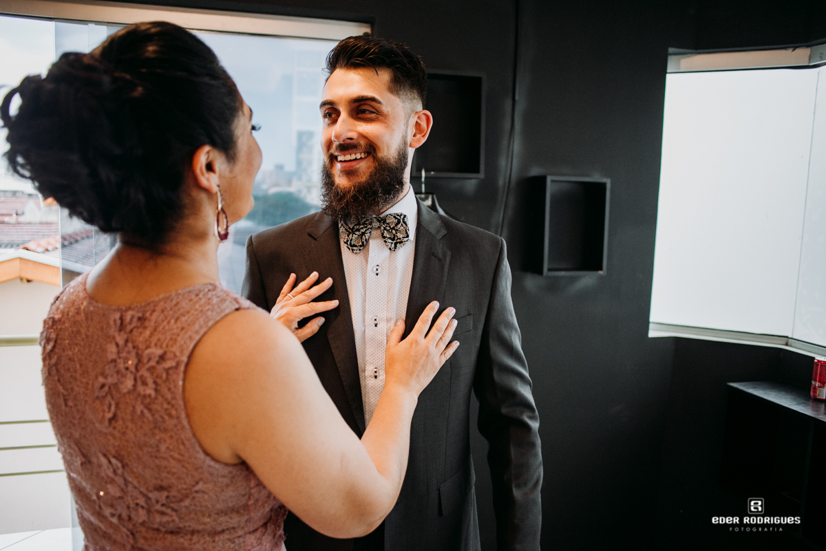 mãe com o noivo sorrindo PHD's Barber Club